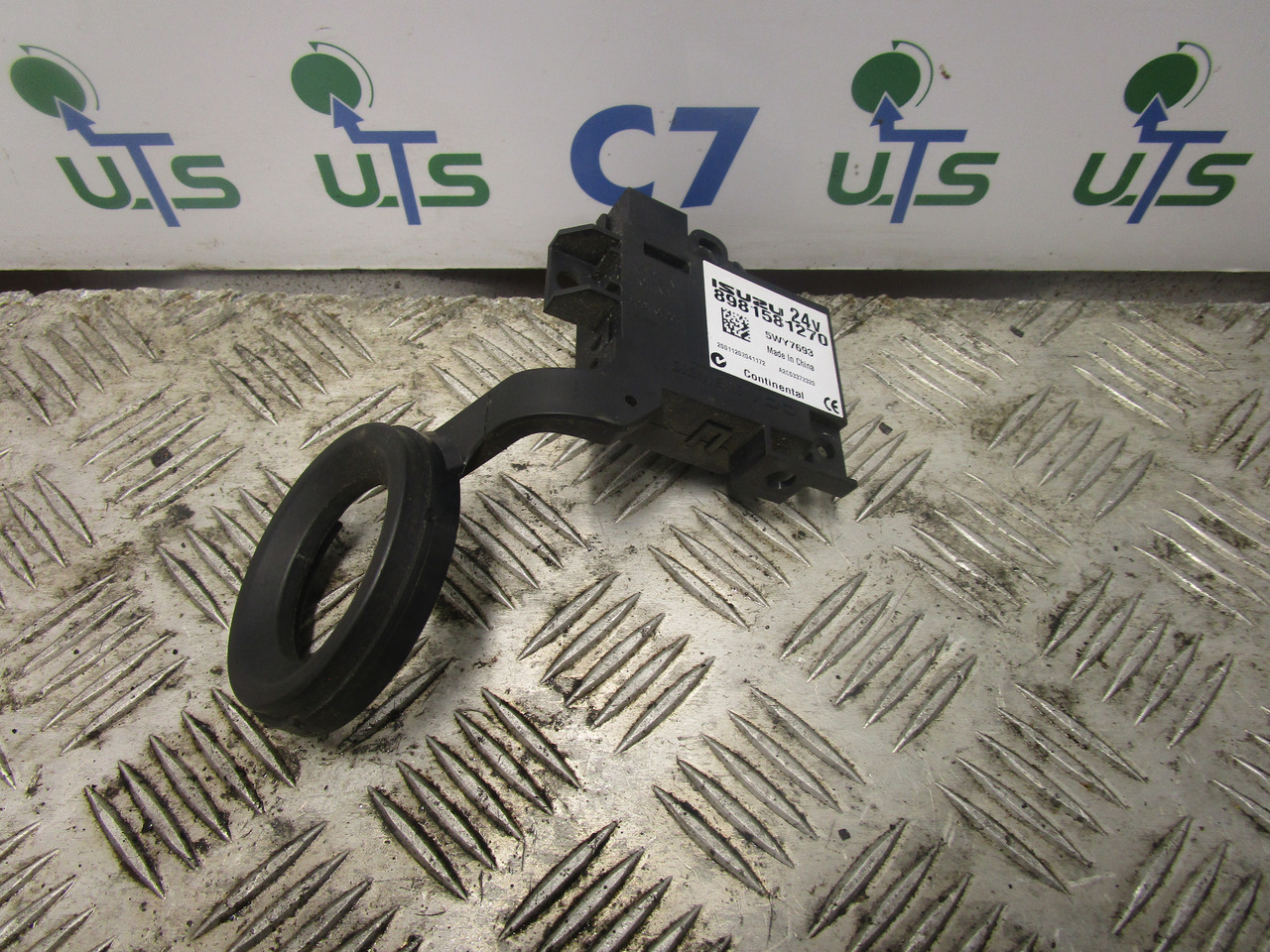 ISUZU N75 4HK1 IGNITION LOCK & KEY & TRANSPORTER - Cab and interior for Truck: picture 2 ISUZU N75 4HK1 IGNITION LOCK & KEY & TRANSPORTER - Cab and interior for Truck: picture 2