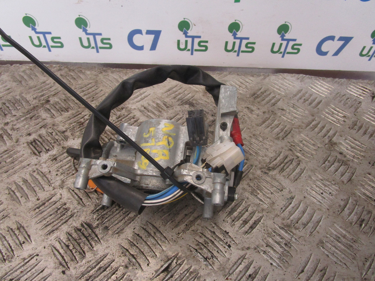 ISUZU NQR IGNITION LOCK AND KEYS - Cab and interior for Truck: picture 1 ISUZU NQR IGNITION LOCK AND KEYS - Cab and interior for Truck: picture 1