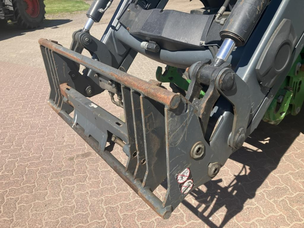 John Deere 6125R - Farm tractor: picture 5 John Deere 6125R - Farm tractor: picture 5