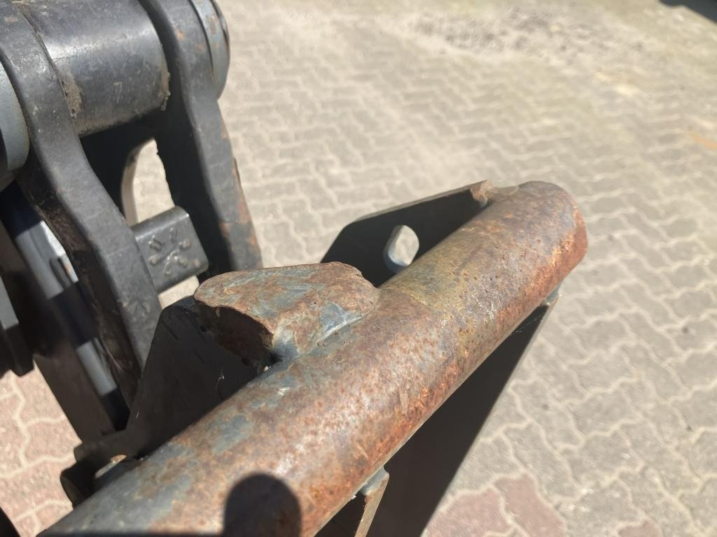 John Deere 6125R - Farm tractor: picture 3 John Deere 6125R - Farm tractor: picture 3