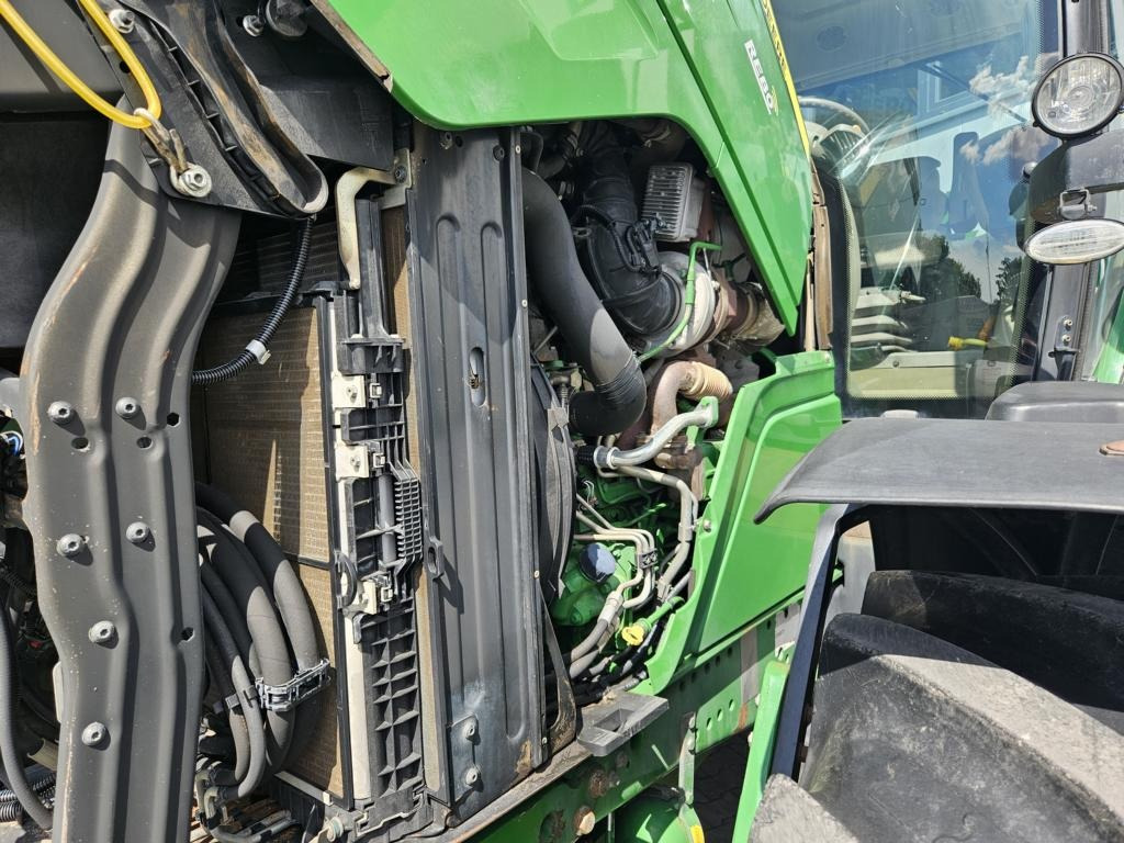 John Deere 6210R - Farm tractor: picture 5 John Deere 6210R - Farm tractor: picture 5