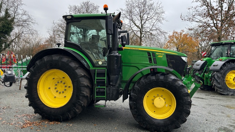 Farm tractor John Deere 6230 R: picture 28
