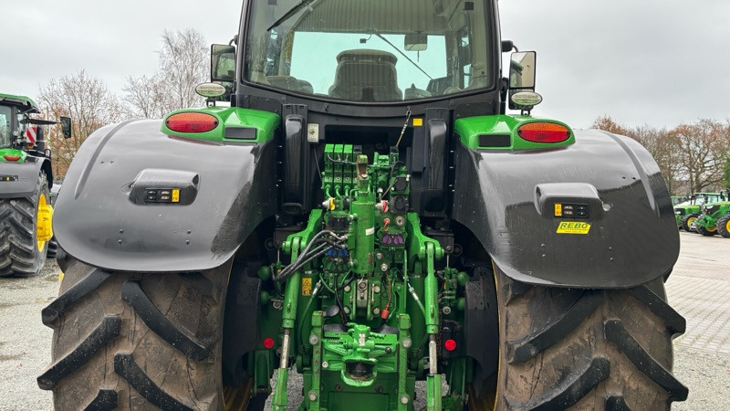 Farm tractor John Deere 6230 R: picture 10