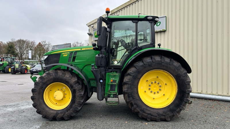 Farm tractor John Deere 6230 R: picture 29