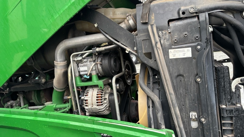 Farm tractor John Deere 6230 R: picture 13