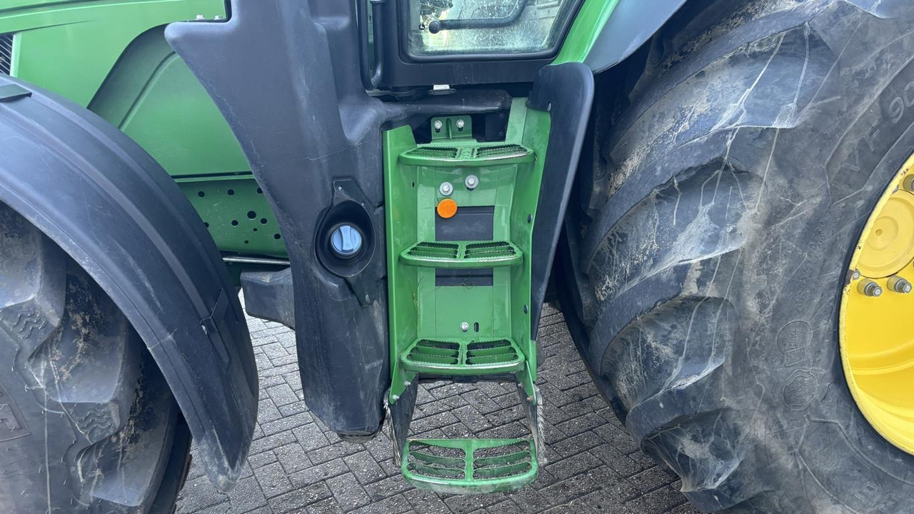 Farm tractor John Deere 6R195 TRAKTOR: picture 14 Farm tractor John Deere 6R195 TRAKTOR: picture 14