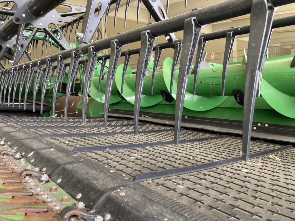 John Deere HD35X MY24 - Combine harvester: picture 2 John Deere HD35X MY24 - Combine harvester: picture 2