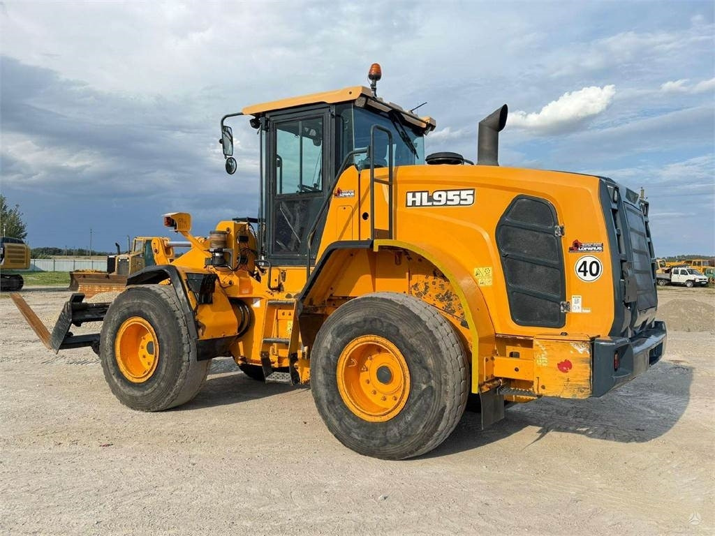 Hyundai HL 955 - Wheel loader: picture 4 Hyundai HL 955 - Wheel loader: picture 4