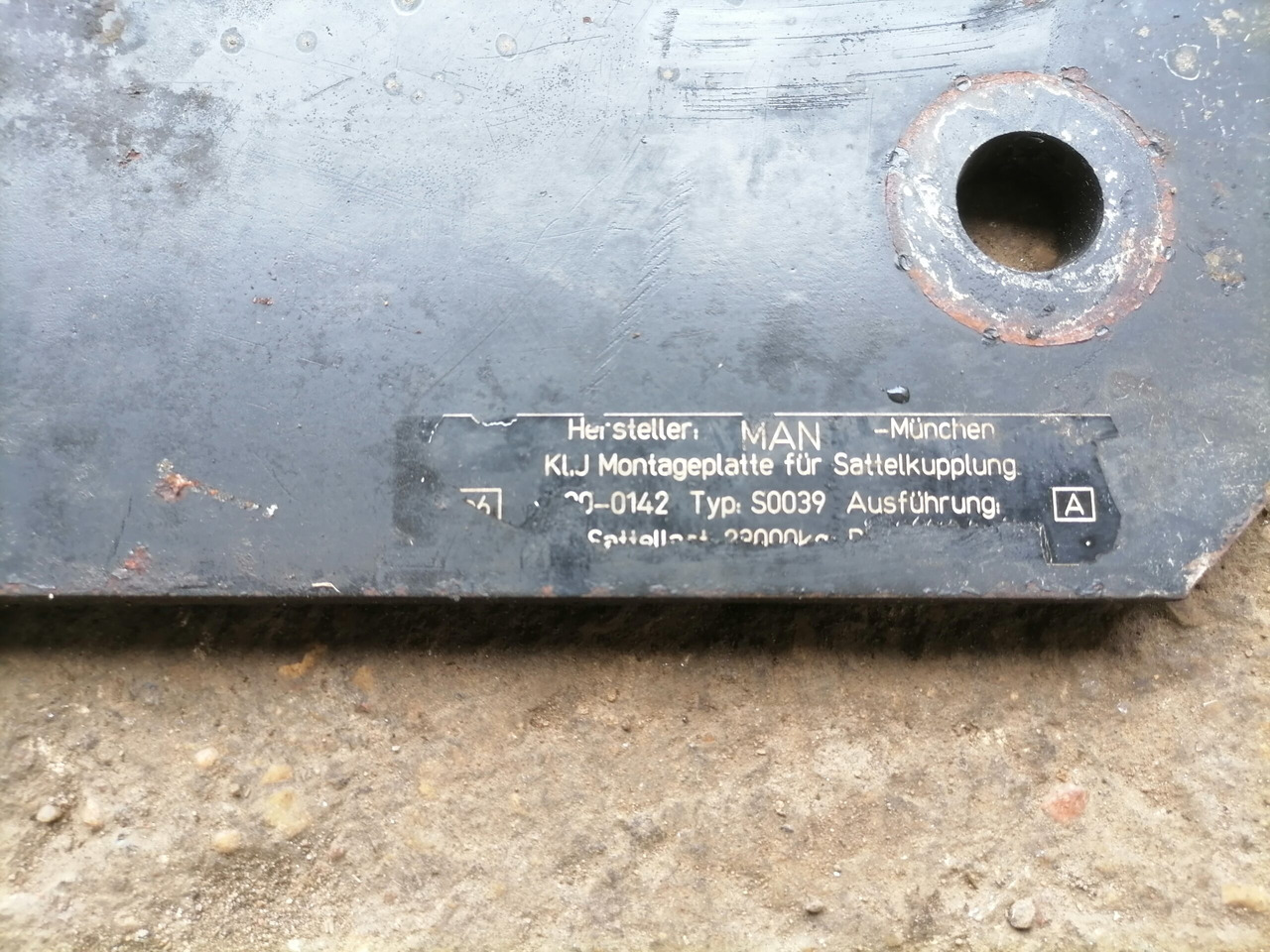 MAN Saddle plate 81427150036 - Fifth wheel coupling for Truck: picture 4 MAN Saddle plate 81427150036 - Fifth wheel coupling for Truck: picture 4