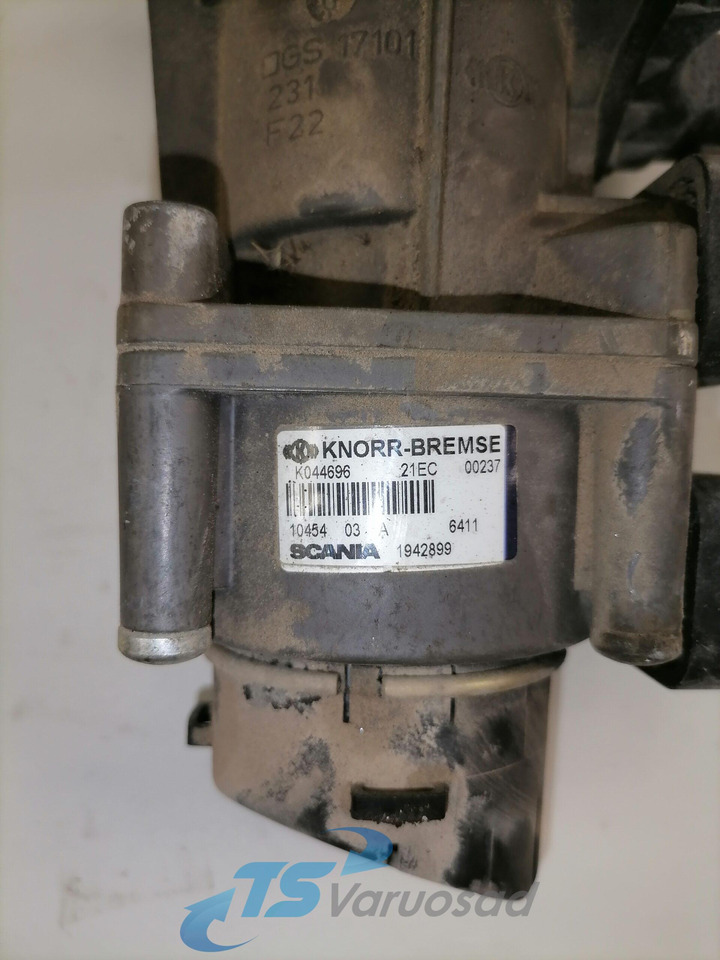 Scania Brake pressure control 1942899 - Brake valve for Truck: picture 3 Scania Brake pressure control 1942899 - Brake valve for Truck: picture 3