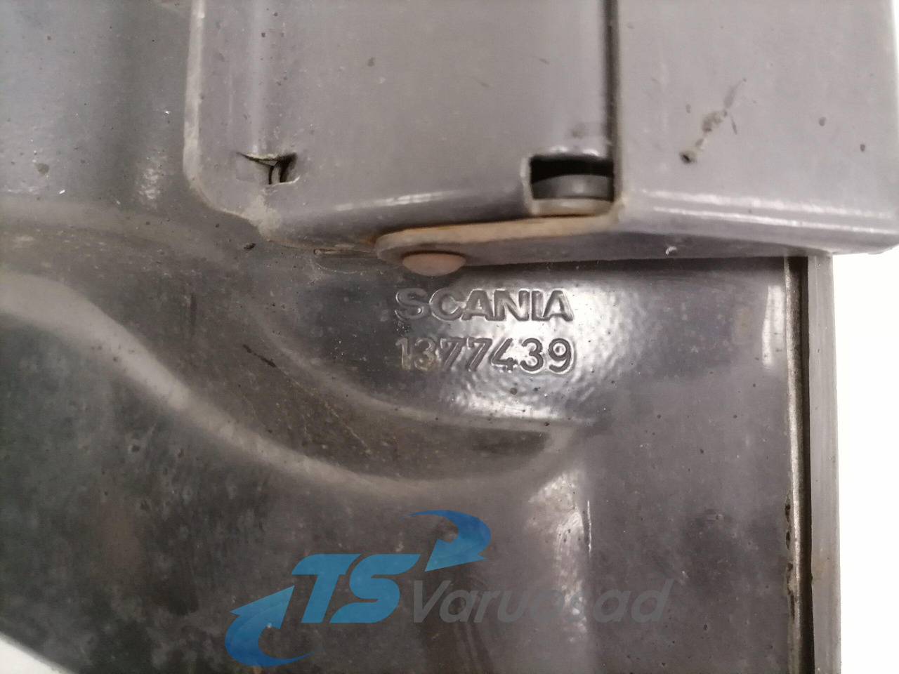 Scania Mudguard bracket 1377439 - Universal part for Truck: picture 3 Scania Mudguard bracket 1377439 - Universal part for Truck: picture 3