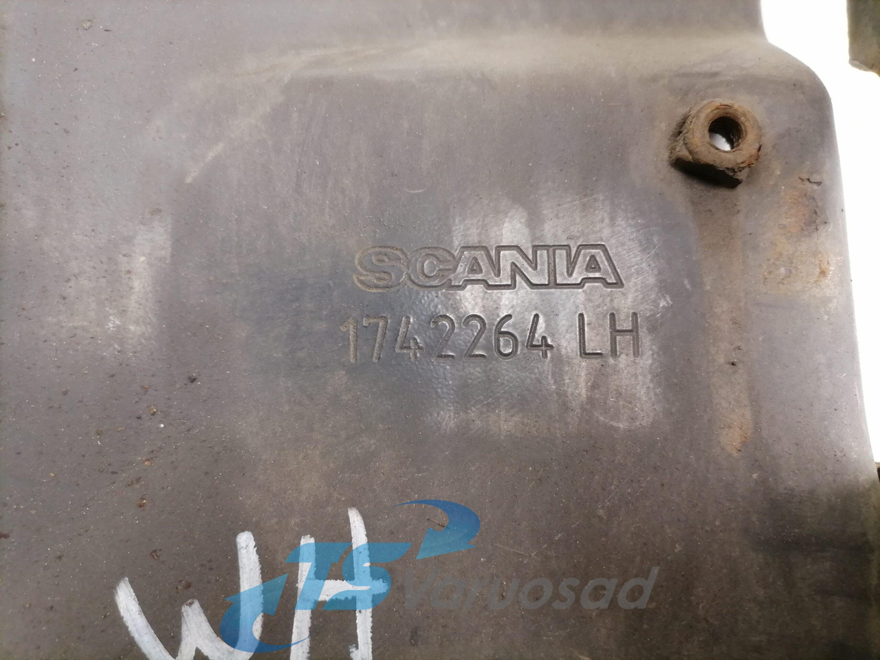 Scania lower grille carrier hinge 1742264 - Grill for Truck: picture 3 Scania lower grille carrier hinge 1742264 - Grill for Truck: picture 3