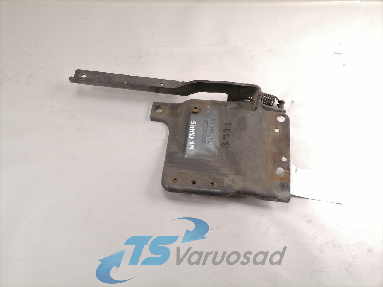 Scania lower grille carrier hinge 1742264 - Grill for Truck: picture 1 Scania lower grille carrier hinge 1742264 - Grill for Truck: picture 1