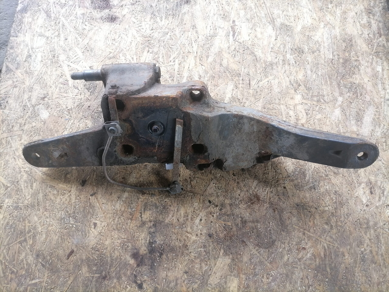 Volvo Bracket 20704073 - Axle and parts for Truck: picture 4 Volvo Bracket 20704073 - Axle and parts for Truck: picture 4