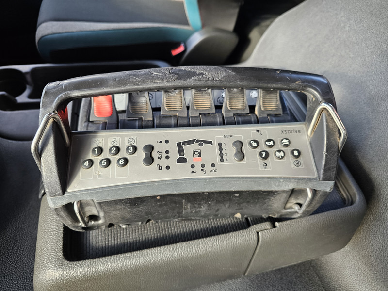 Hook lift truck, Crane truck Volvo FM 420 8x2 / HIAB HOOKLIFT + 30 t/m CRANE - KRAN: picture 11 Hook lift truck, Crane truck Volvo FM 420 8x2 / HIAB HOOKLIFT + 30 t/m CRANE - KRAN: picture 11