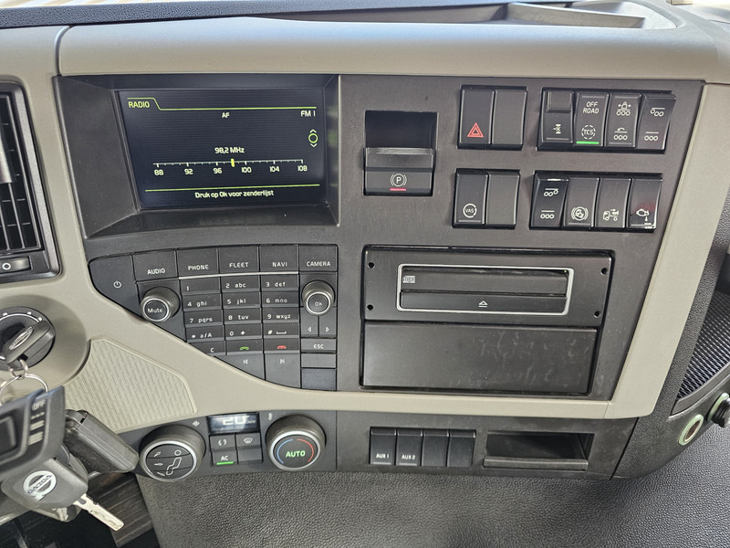 Hook lift truck, Crane truck Volvo FM 420 8x2 / HIAB HOOKLIFT + 30 t/m CRANE - KRAN: picture 17 Hook lift truck, Crane truck Volvo FM 420 8x2 / HIAB HOOKLIFT + 30 t/m CRANE - KRAN: picture 17