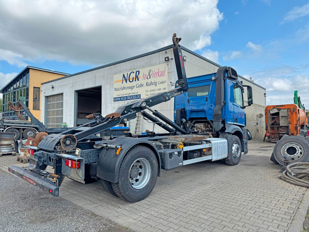 Mercedes-Benz 1833 4X2 Multilift Abroller Top Zustand - Hook lift truck: picture 1 Mercedes-Benz 1833 4X2 Multilift Abroller Top Zustand - Hook lift truck: picture 1