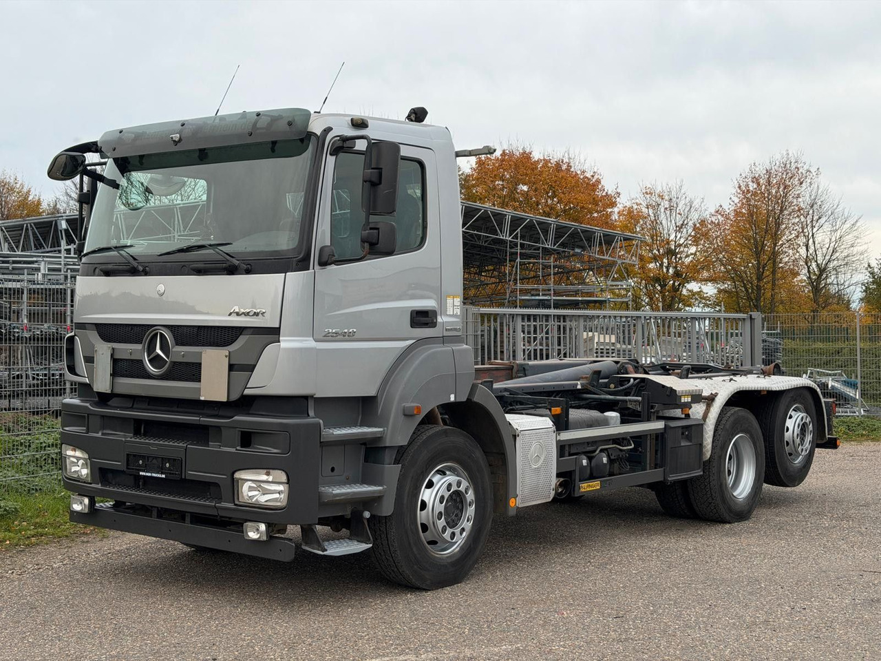 Mercedes-Benz 2540 L 6x2 Palfinger T20 mit hydr. Containerverr - Hook lift truck: picture 1 Mercedes-Benz 2540 L 6x2 Palfinger T20 mit hydr. Containerverr - Hook lift truck: picture 1