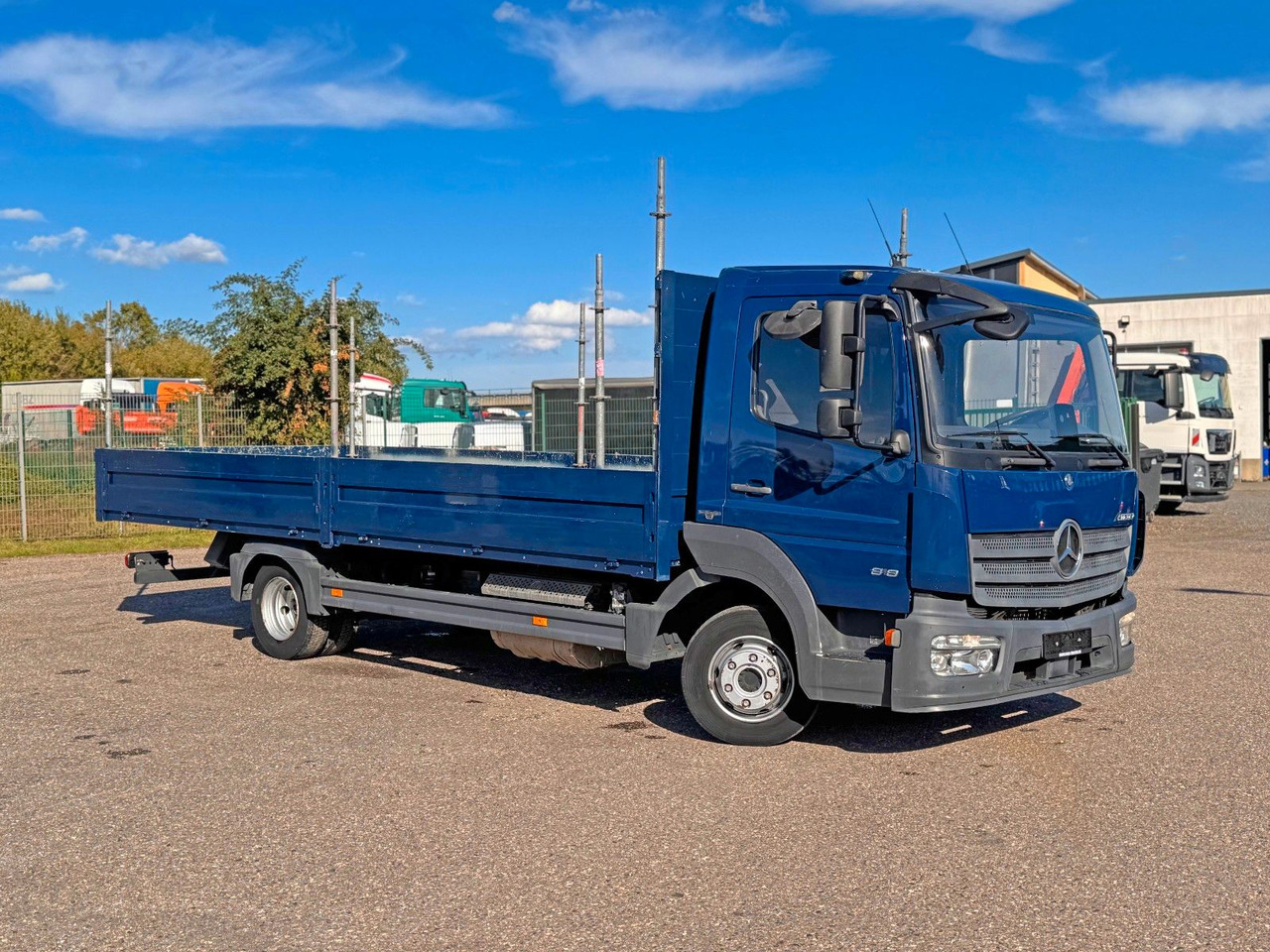 Mercedes-Benz 818 4X2 Pritsche original Kilometer - Flatbed van: picture 1 Mercedes-Benz 818 4X2 Pritsche original Kilometer - Flatbed van: picture 1