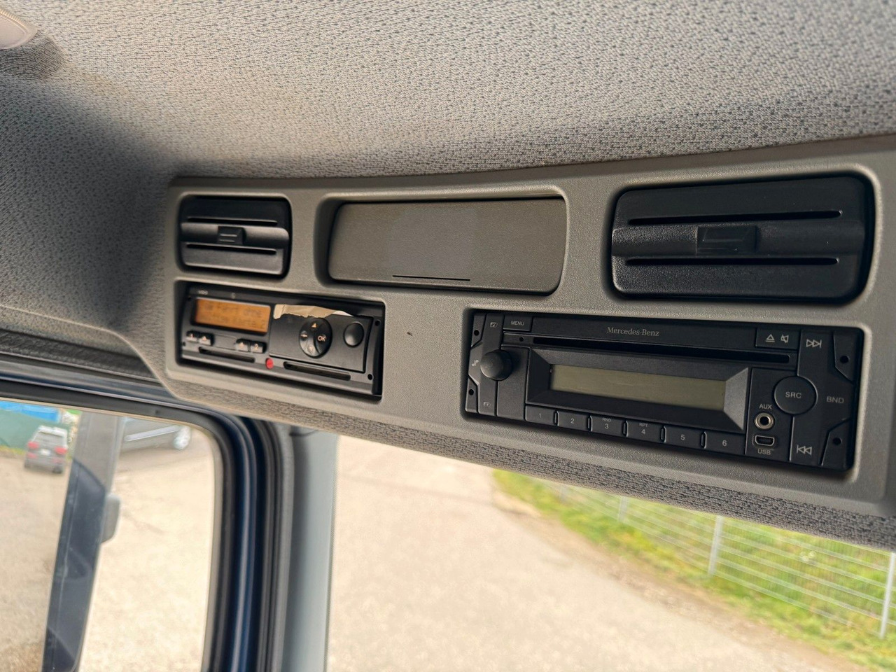 Mercedes-Benz 818 4X2 Pritsche original Kilometer - Flatbed van: picture 4 Mercedes-Benz 818 4X2 Pritsche original Kilometer - Flatbed van: picture 4