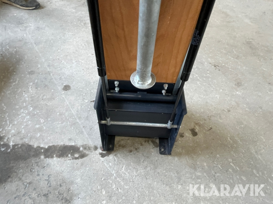 Bord med skruestik - Tool/ Equipment: picture 3 Bord med skruestik - Tool/ Equipment: picture 3