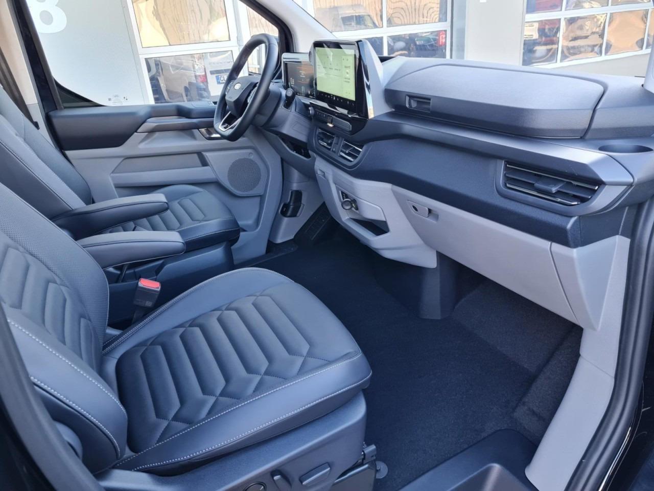 Combi van Ford Tourneo Custom 320 L1 AG Titanium X AHK LED NAVI 2X SCHIEBE: picture 11 Combi van Ford Tourneo Custom 320 L1 AG Titanium X AHK LED NAVI 2X SCHIEBE: picture 11