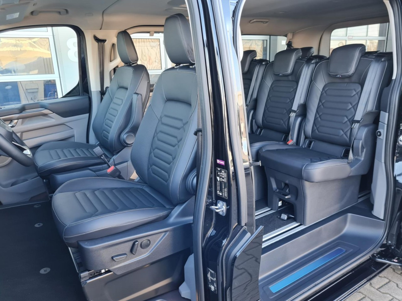 Combi van Ford Tourneo Custom 320 L1 AG Titanium X AHK LED NAVI 2X SCHIEBE: picture 9 Combi van Ford Tourneo Custom 320 L1 AG Titanium X AHK LED NAVI 2X SCHIEBE: picture 9