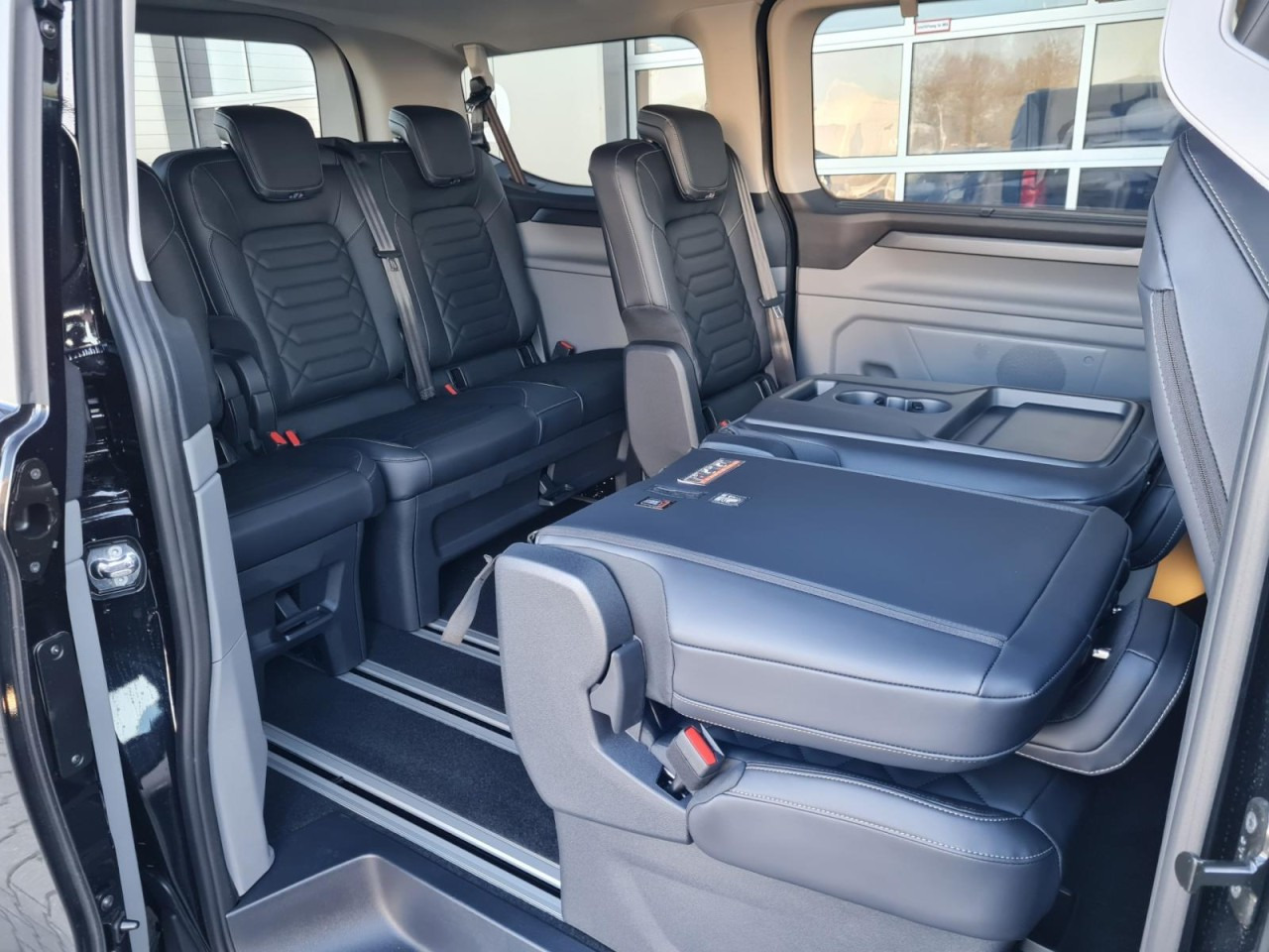 Combi van Ford Tourneo Custom 320 L1 AG Titanium X AHK LED NAVI 2X SCHIEBE: picture 13 Combi van Ford Tourneo Custom 320 L1 AG Titanium X AHK LED NAVI 2X SCHIEBE: picture 13