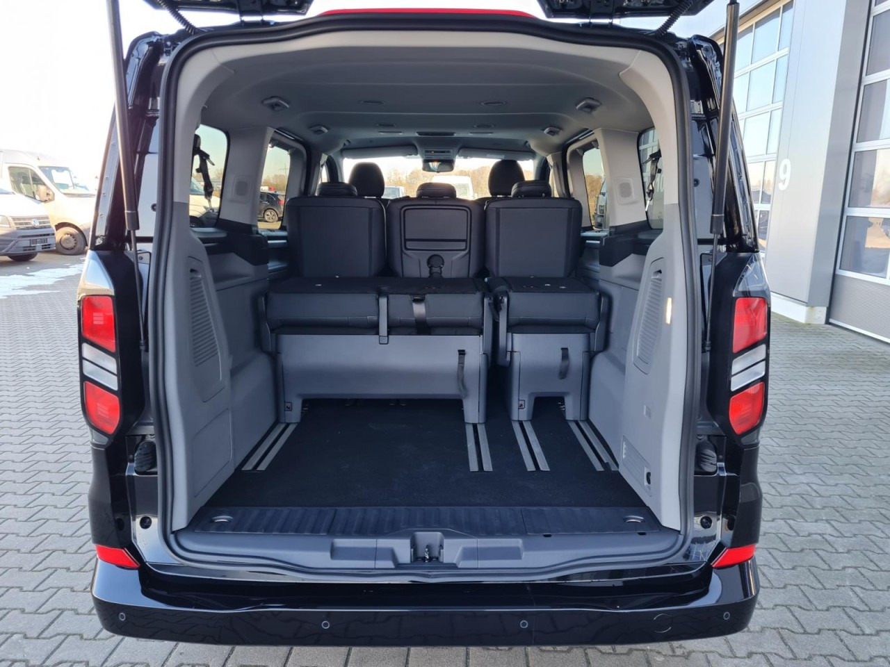 Combi van Ford Tourneo Custom 320 L1 AG Titanium X AHK LED NAVI 2X SCHIEBE: picture 7 Combi van Ford Tourneo Custom 320 L1 AG Titanium X AHK LED NAVI 2X SCHIEBE: picture 7