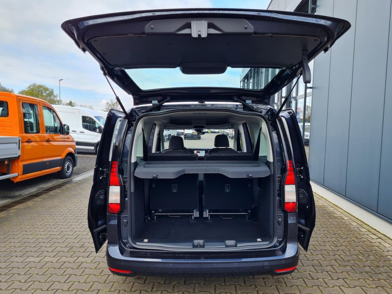 Volkswagen Caddy Maxi Kombi 7-Sitze 1.5 TSI DSG NAVI/APP TE - Car: picture 5 Volkswagen Caddy Maxi Kombi 7-Sitze 1.5 TSI DSG NAVI/APP TE - Car: picture 5