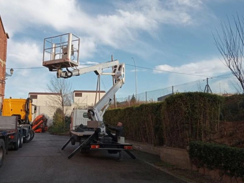 MULTITEL NISSAN NT 400 + HX 195 - Truck mounted aerial platform: picture 2 MULTITEL NISSAN NT 400 + HX 195 - Truck mounted aerial platform: picture 2