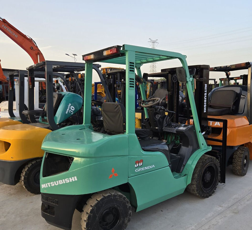 Mitsubishi FD30 with swing fork - Diesel forklift: picture 1 Mitsubishi FD30 with swing fork - Diesel forklift: picture 1