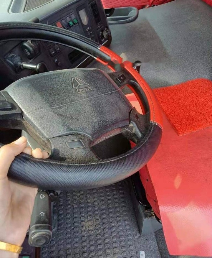 Container transporter/ Swap body truck Sinotruk HOWO 6*4 Tractor: picture 8