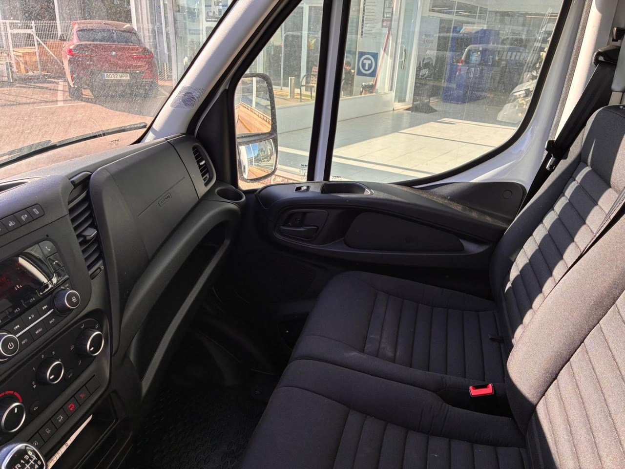 Box van Caja cerrada con plataforma elevadora IVECO 35C16 20m3: picture 8