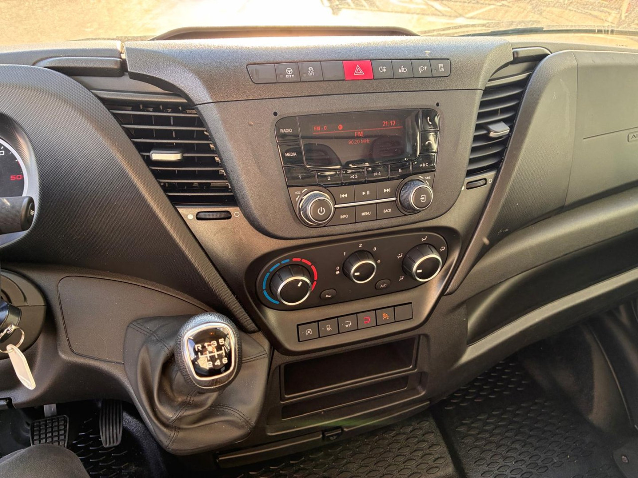 Box van Caja cerrada con plataforma elevadora IVECO 35C16 20m3: picture 7