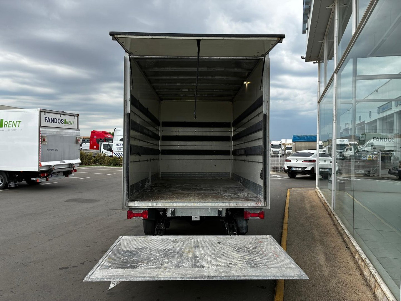 Caja cerrada con plataforma elevadora IVECO 35C16 20m3 - Box van: picture 4 Caja cerrada con plataforma elevadora IVECO 35C16 20m3 - Box van: picture 4