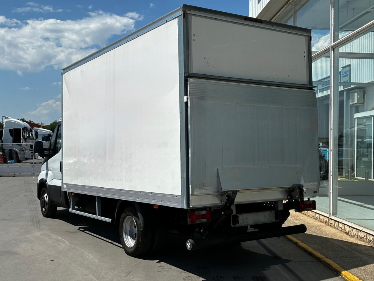 Caja cerrada con plataforma elevadora IVECO 35C16 20m3 - Box van: picture 4 Caja cerrada con plataforma elevadora IVECO 35C16 20m3 - Box van: picture 4