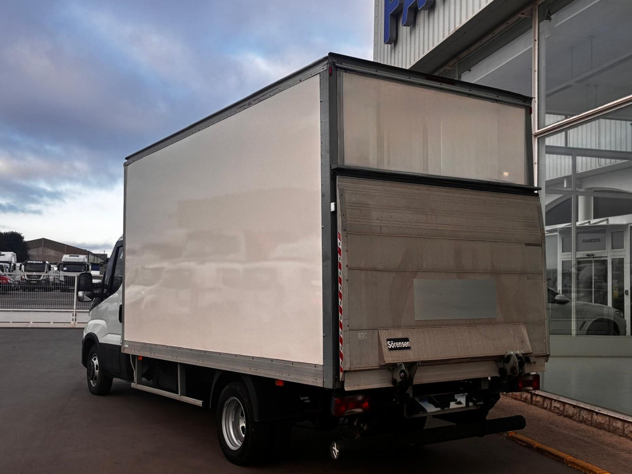 Caja cerrada con plataforma elevadora IVECO 35C16 3.0 20m3 - Box van: picture 4 Caja cerrada con plataforma elevadora IVECO 35C16 3.0 20m3 - Box van: picture 4