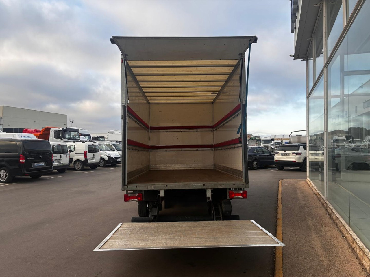 Caja cerrada con plataforma elevadora IVECO 35C16 3.0 20m3 - Box van: picture 5 Caja cerrada con plataforma elevadora IVECO 35C16 3.0 20m3 - Box van: picture 5