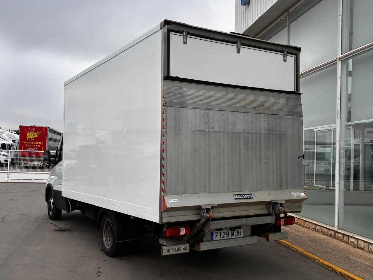 Caja cerrada con plataforma elevadora IVECO 35C16 3.0 20m3 con puerta lateral - Box van: picture 4 Caja cerrada con plataforma elevadora IVECO 35C16 3.0 20m3 con puerta lateral - Box van: picture 4