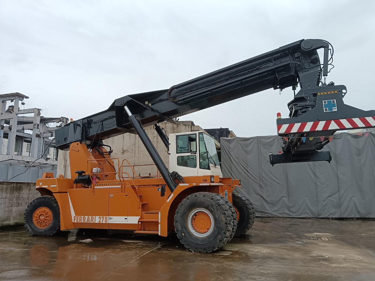 CVS FERRARRI 278 F278.6 45 TON - Reach stacker: picture 1 CVS FERRARRI 278 F278.6 45 TON - Reach stacker: picture 1
