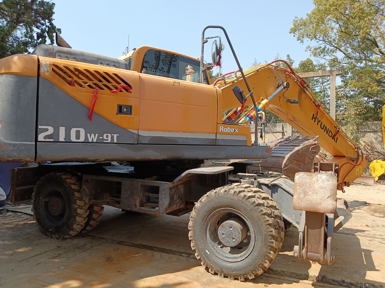 HYUNDAI R210W-9 - Wheel excavator: picture 1 HYUNDAI R210W-9 - Wheel excavator: picture 1