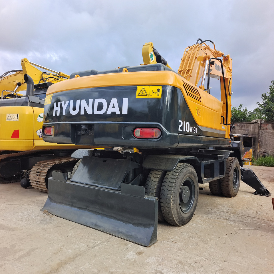 HYUNDAI ROBEX 210W - 9T - Wheel excavator: picture 1 HYUNDAI ROBEX 210W - 9T - Wheel excavator: picture 1
