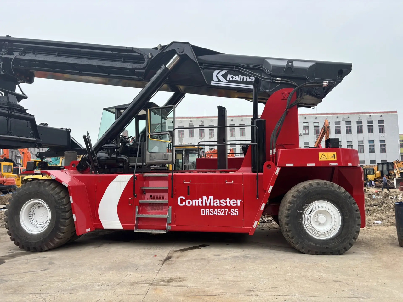 KALMAR DRS4527 - S5 45 TON DRF450 DRD450 DRU450 DRT450 - Reach stacker: picture 4 KALMAR DRS4527 - S5 45 TON DRF450 DRD450 DRU450 DRT450 - Reach stacker: picture 4