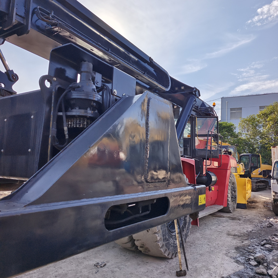 KALMAR DRT450 45 TON REACH STACKER DRF450 DRU DRD 450 - Reach stacker: picture 5 KALMAR DRT450 45 TON REACH STACKER DRF450 DRU DRD 450 - Reach stacker: picture 5
