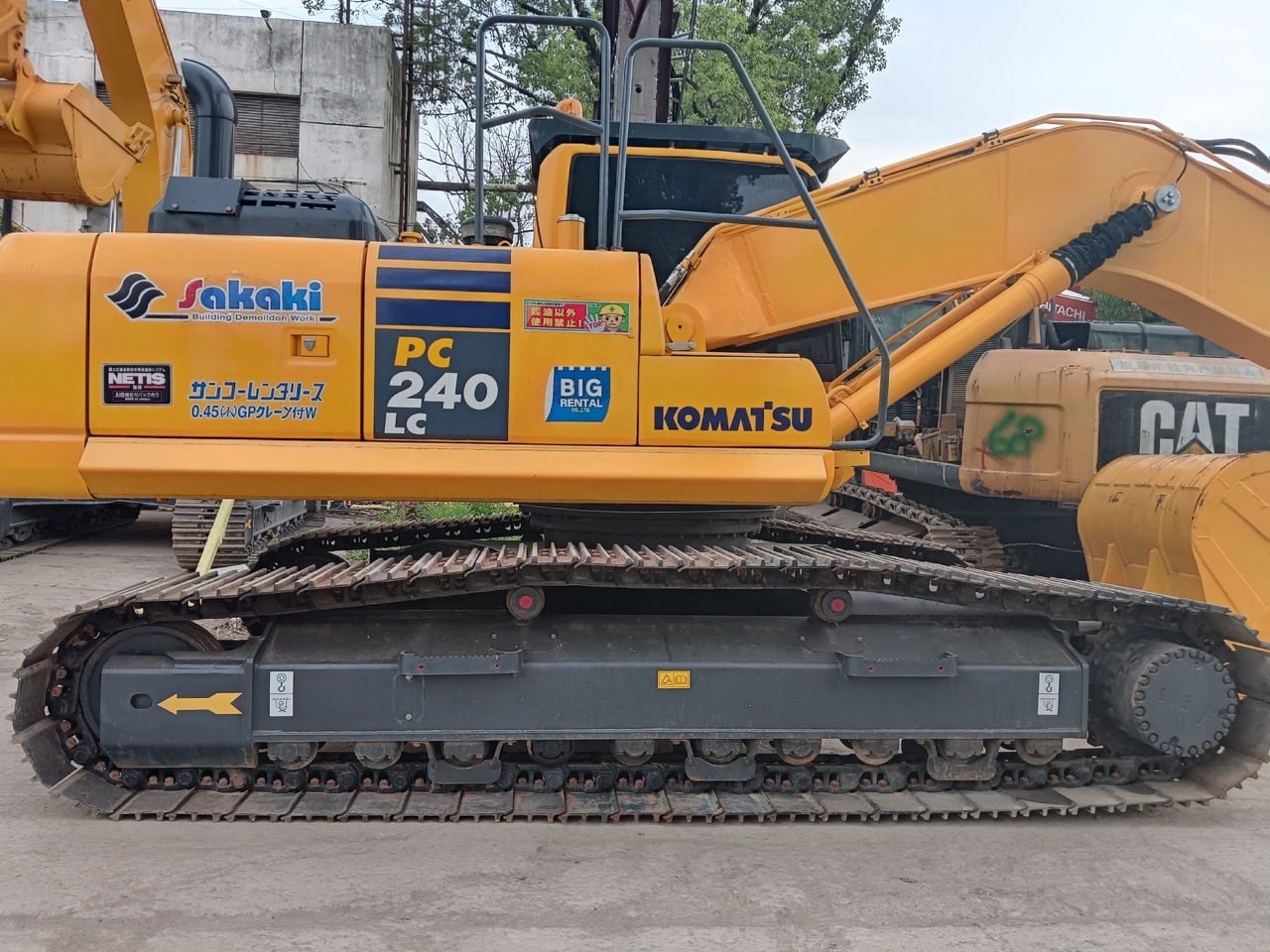 Crawler excavator KOMATSU PC240LC: picture 1