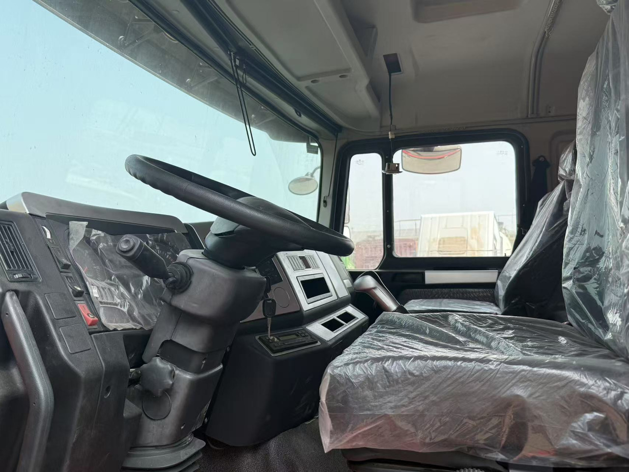 SHACMAN F3000 8*4 DUMP TRUCK - Tipper: picture 2 SHACMAN F3000 8*4 DUMP TRUCK - Tipper: picture 2