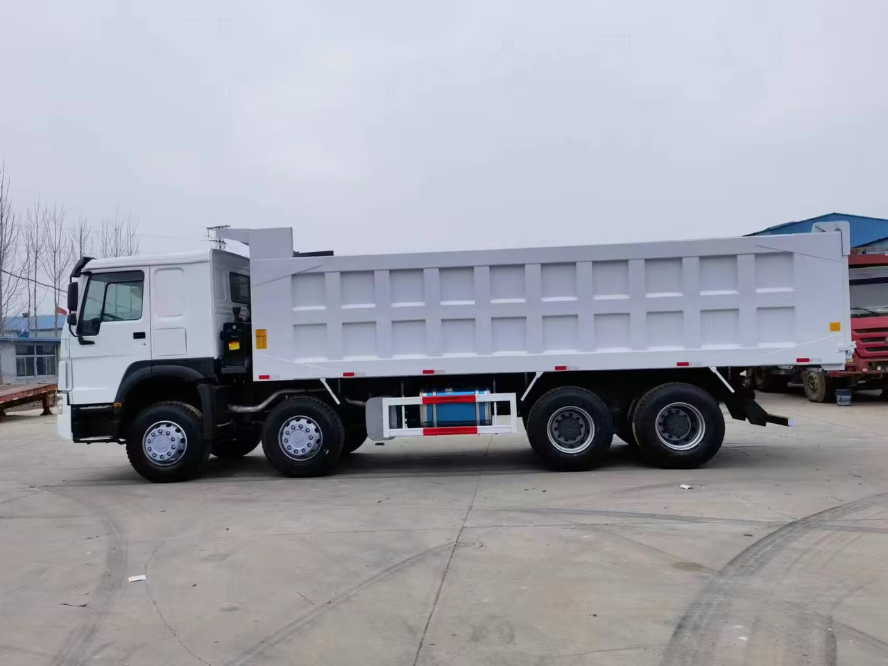 SINOTRUK HOWO 8*4 DUMP TRUCK 371 375 380 400 420 460 HP - Tipper: picture 2 SINOTRUK HOWO 8*4 DUMP TRUCK 371 375 380 400 420 460 HP - Tipper: picture 2