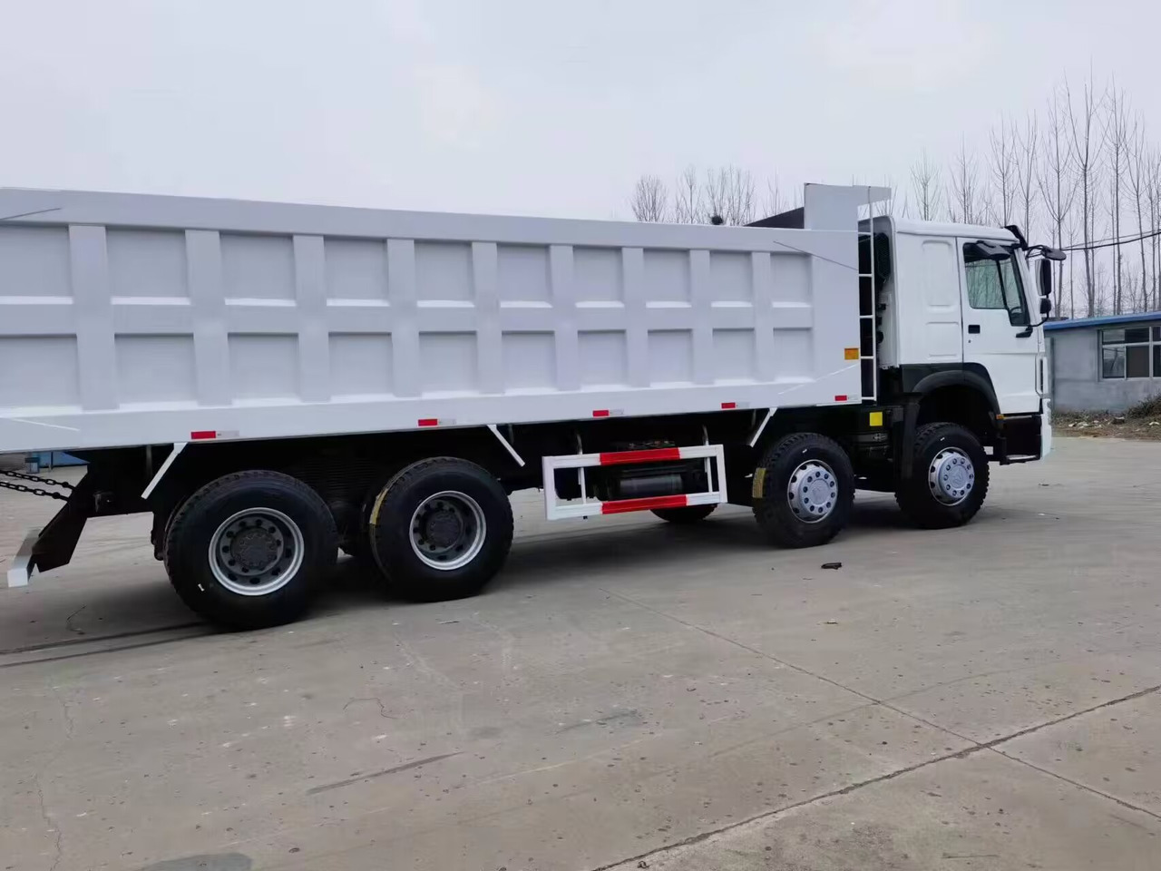 SINOTRUK HOWO 8*4 DUMP TRUCK 371 375 380 400 420 HP - Tipper: picture 1 SINOTRUK HOWO 8*4 DUMP TRUCK 371 375 380 400 420 HP - Tipper: picture 1