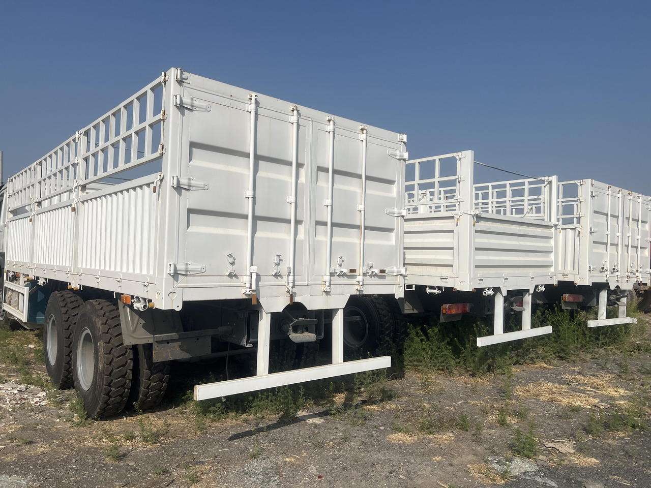 SINOTRUK HOWO DUMP TRUCK LIVESTOCK TRUCK WITH FENCE 371 380 400 420 460 HP - Livestock truck: picture 1 SINOTRUK HOWO DUMP TRUCK LIVESTOCK TRUCK WITH FENCE 371 380 400 420 460 HP - Livestock truck: picture 1